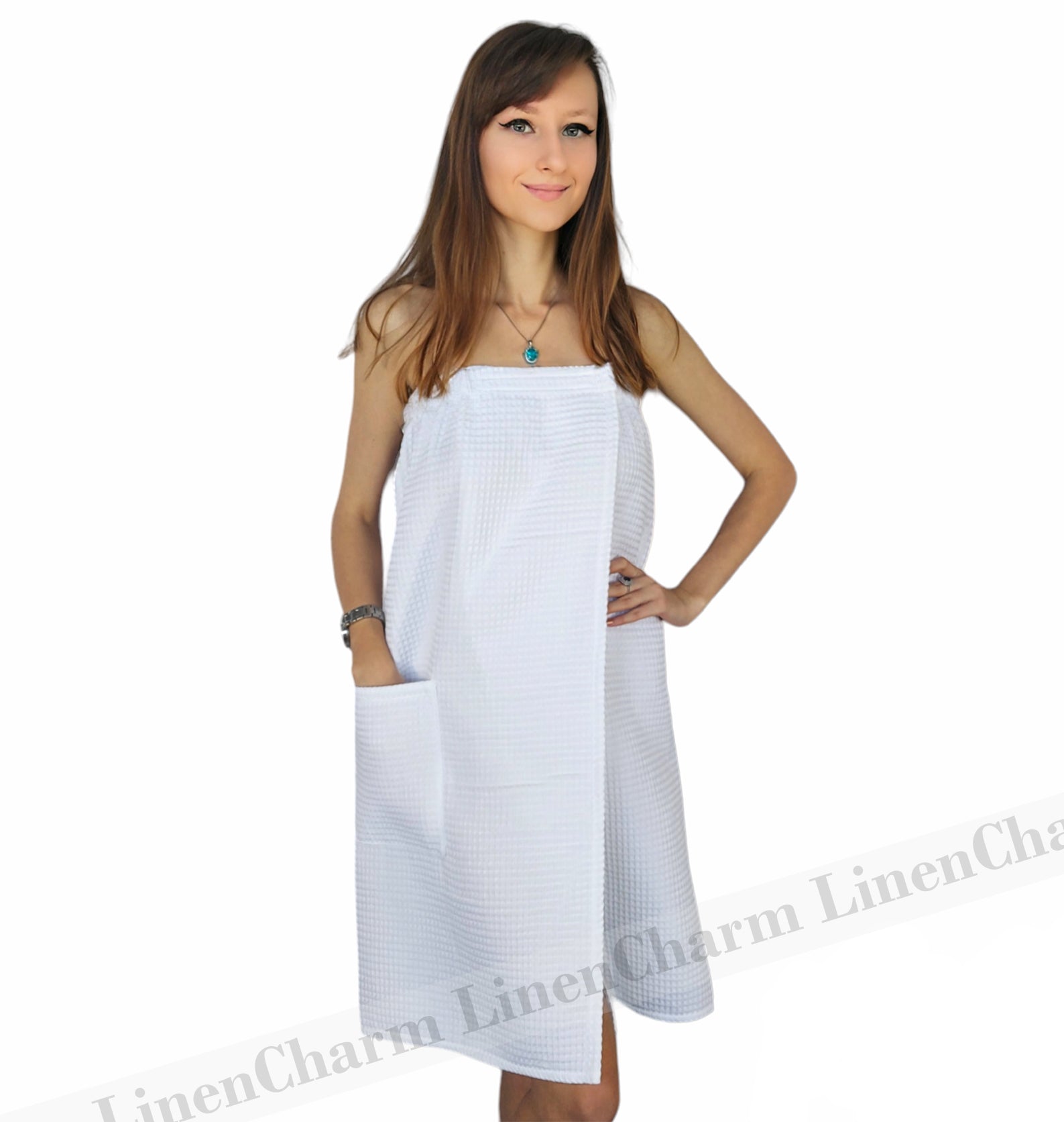Zeigt die elegante Vorderansicht des Premium-Saunatuchs für Frauen aus weicher Baumwolle. Perfekter Sitz dank Klettverschluss – ideal für Sauna, Bad & Spa.