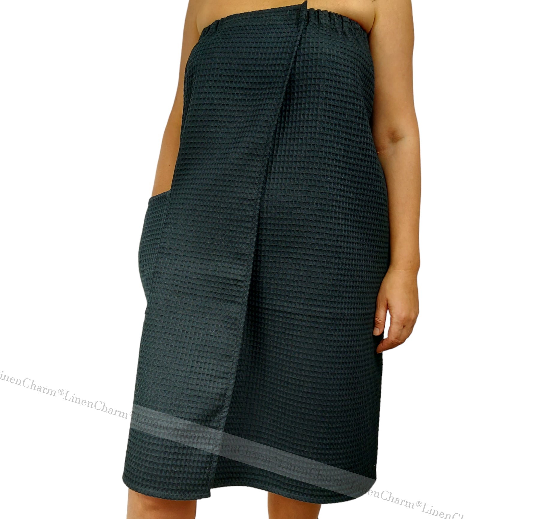 Detailaufnahme des schwarzen Sauna-Wickeltuchs mit feiner Waffelstruktur und sicherem Klettverschluss – elegant, funktional und hautfreundlich
